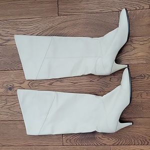 Vintage La Vallee white leather knee high heeled boots. Size 7.